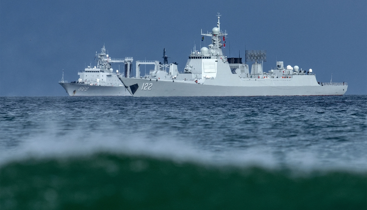Des navires chinois naviguent au large de la base navale de Simonstown, au Cap, en Afrique du Sud, le 6 janvier 2026.