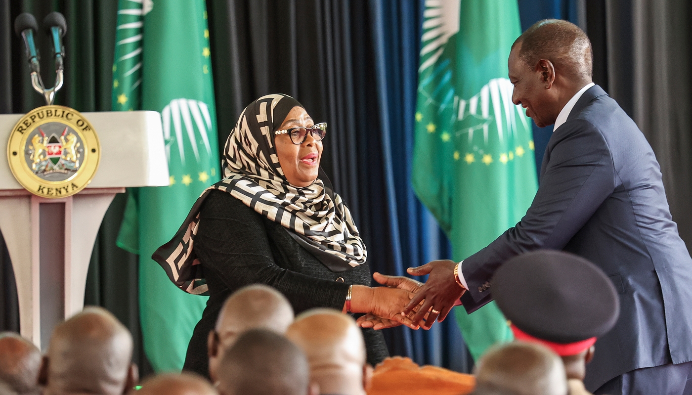 La présidente tanzanienne, Samia Suluhu Hassan (à g.) et son homologue kényan, William Ruto (à dr.), à Nairobi, le 27 août 2024.