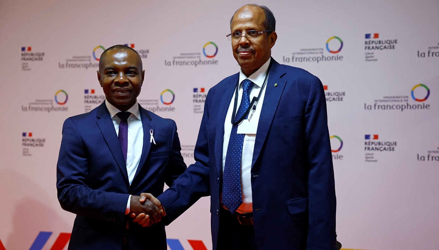 Le secrétaire d'État français à la francophonie et aux partenariats internationaux, Thani Mohamed Soilihi (à gauche), accueille Mahamoud Ali Youssouf, ministre djiboutien des affaires étrangères, à la veille du 19e Sommet de la Francophonie à Paris, le 4 octobre 2024.