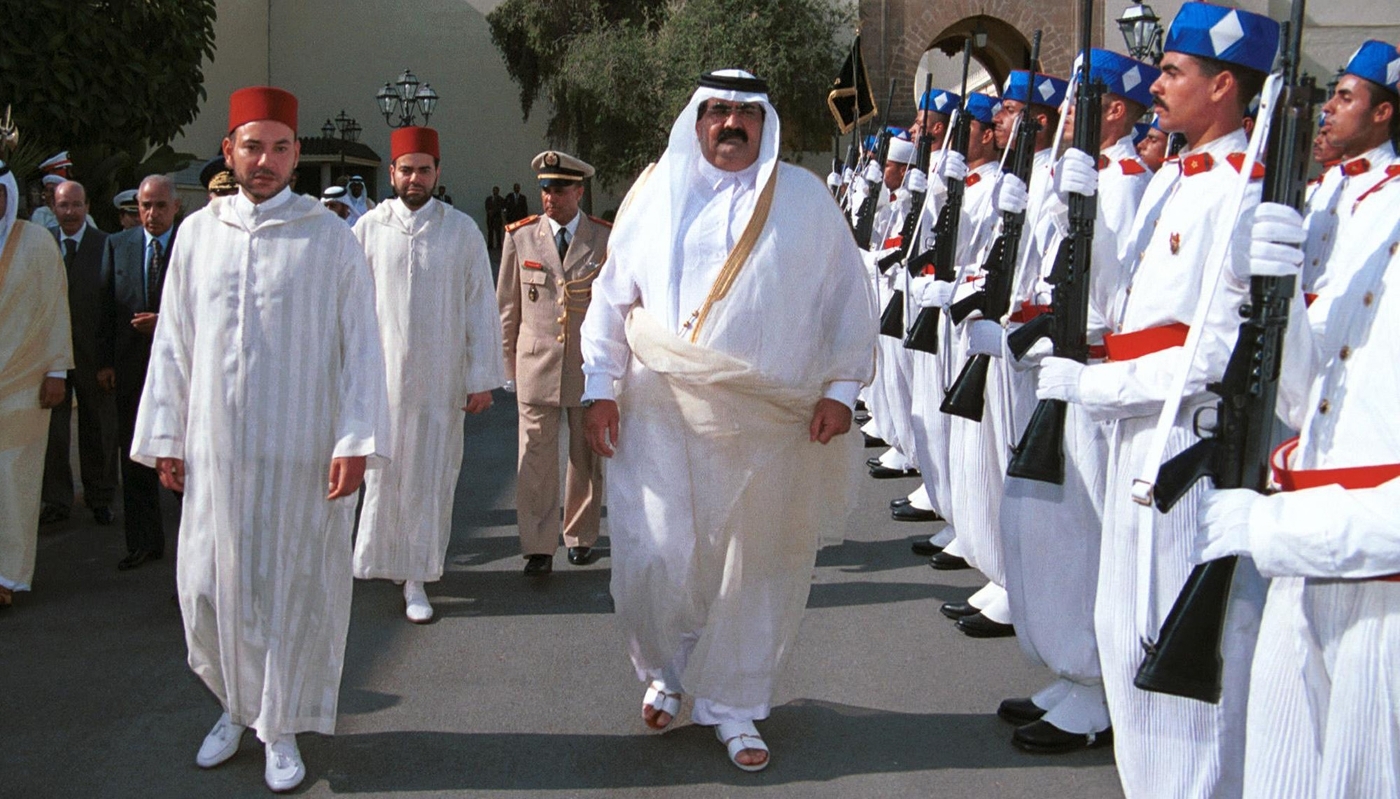 Le roi Mohammed VI accueille Hamad bin Khalifa Al Thani, alors émir du Qatar, lors d'une visite officielle à Rabat, le 11 août 1999.