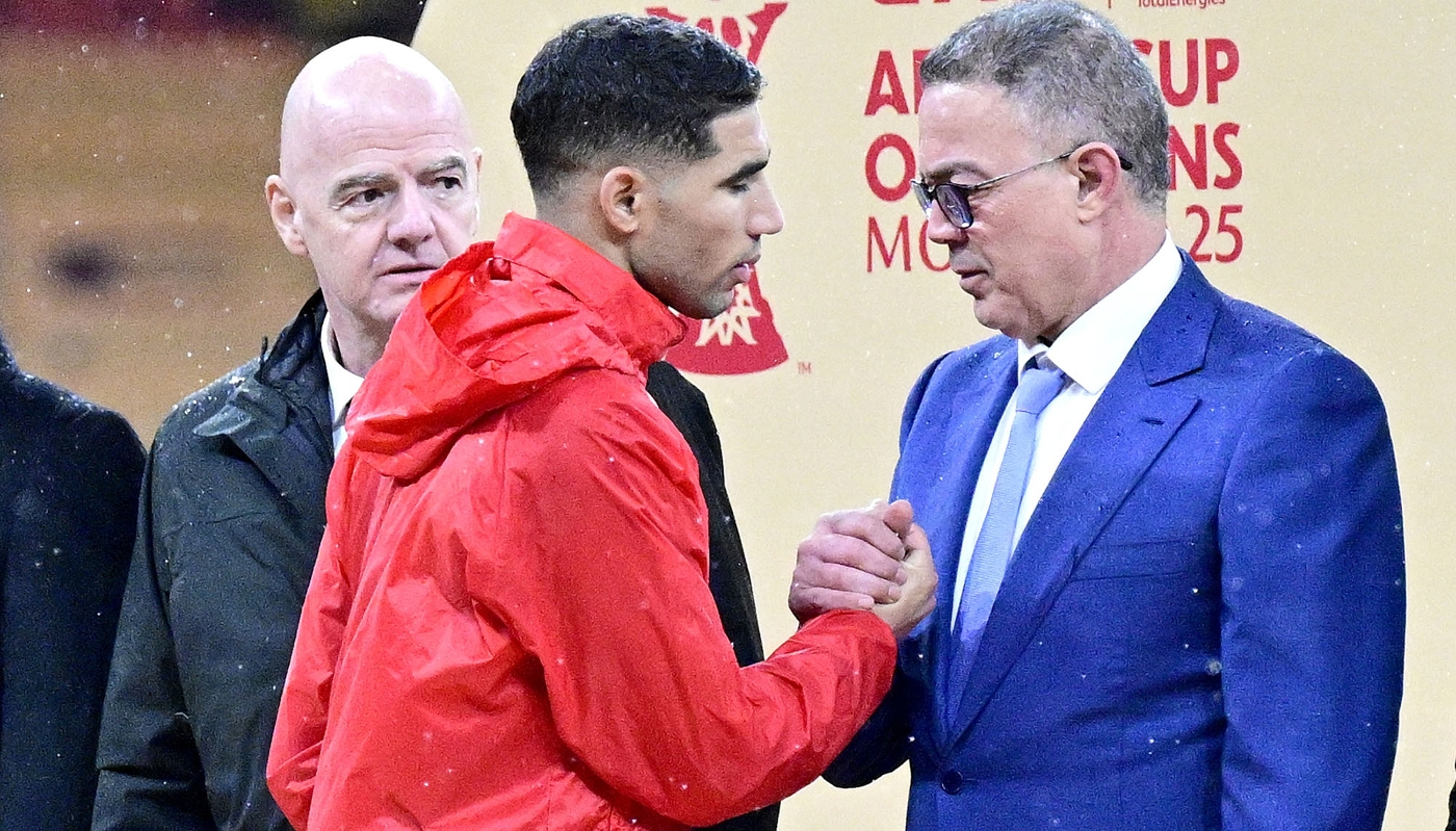 Fouzi Lekjaâ (à droite) serre la main du capitaine de l'équipe marocaine, Achraf Hakimi, sous les yeux du président de la Fifa Giovanni Infantino, le 18 janvier 2026.