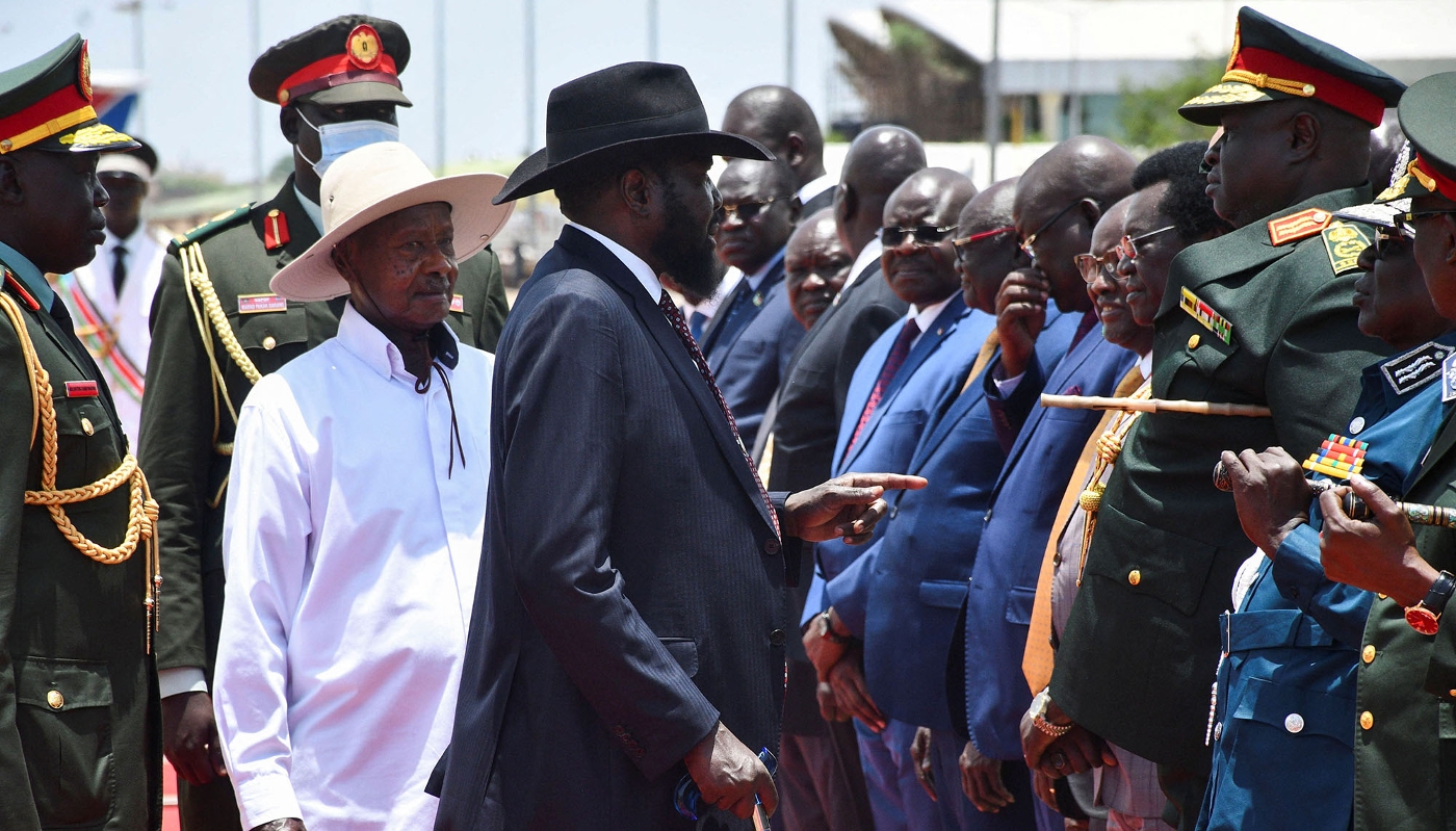 Yoweri Museveni (à g.) et Salva Kiir (à dr.), lors d'une rencontre avec les responsables de la sécurité du Soudan du Sud, à Djouba, en avril 2025.