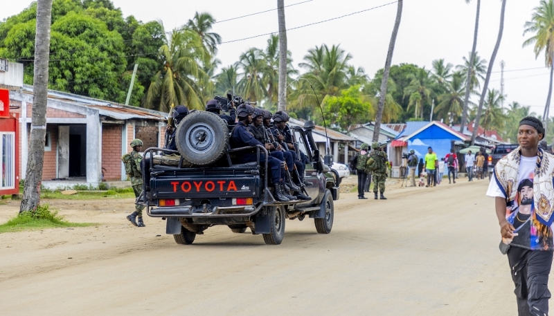 Patrouille de soldats rwandais à Palma (Cabo Delgado), le 17 décembre 2023.