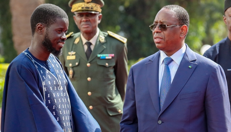 Bassirou Diomaye Faye et Macky Sall, lors de la passation de pouvoirs, le 28 mars 2024 à Dakar.