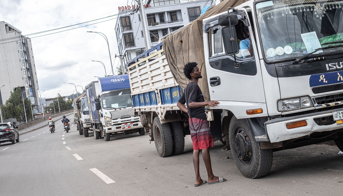 Des camions attendent de pouvoir se ravitailler en essence, à Addis-Abeba, le 27 mars 2026.