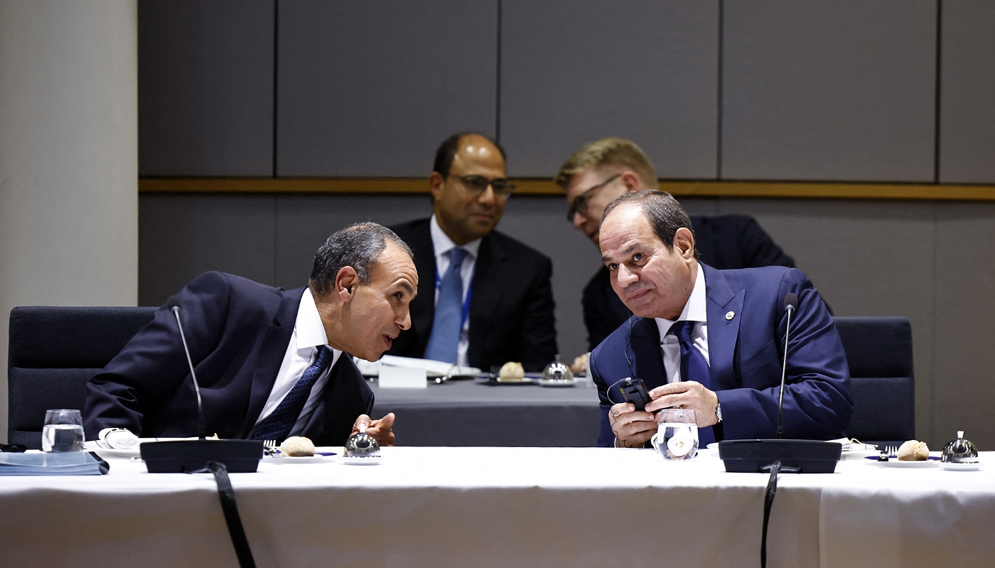Abdel Fattah al-Sissi (à droite) et son ministre des affaires étrangères, Badr Abdelatty, durant le sommet Égypte-UE à Bruxelles, le 22 octobre 2025.