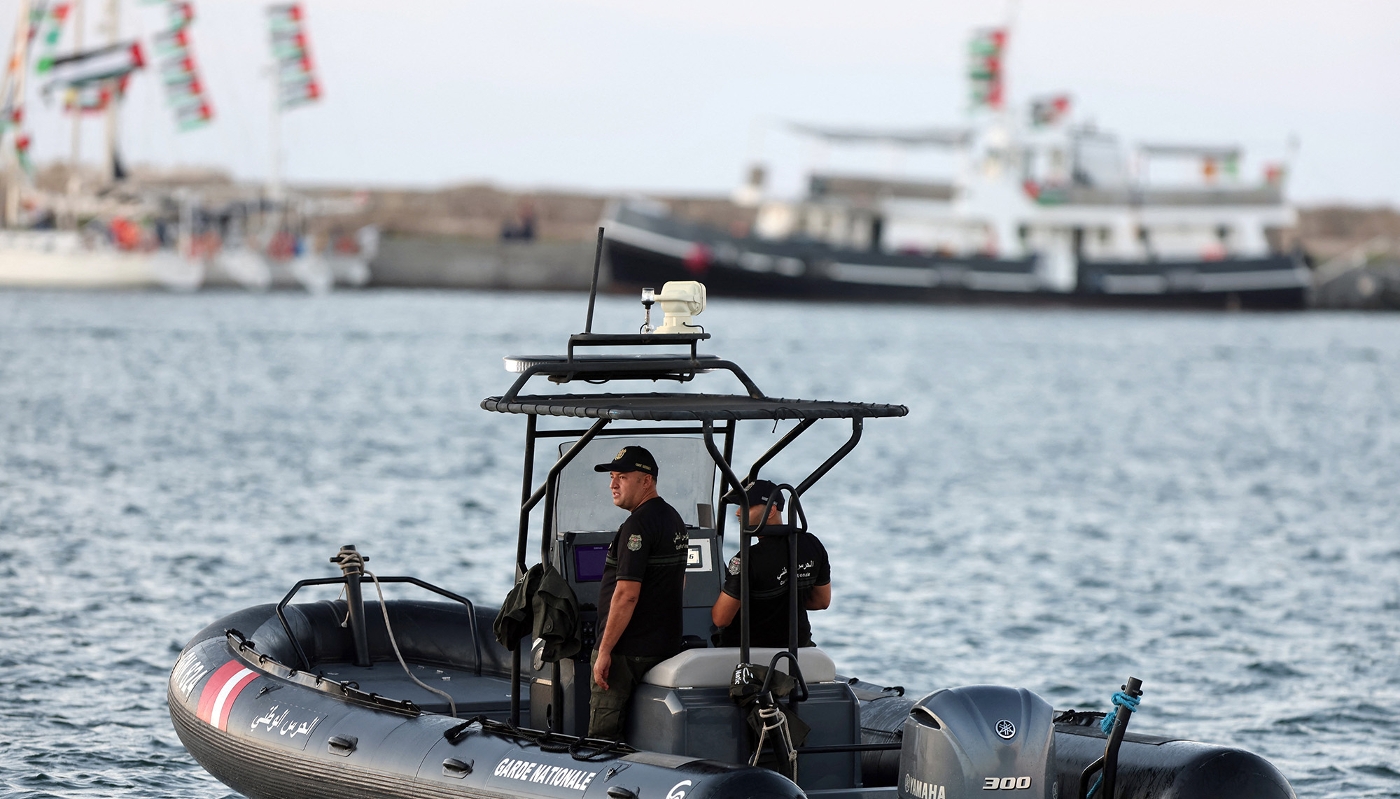 Des gardes-côtes tunisiens patrouillent près des bateaux de Global Sumud, dans le port de Bizerte, en Tunisie, le 13 septembre 2025.