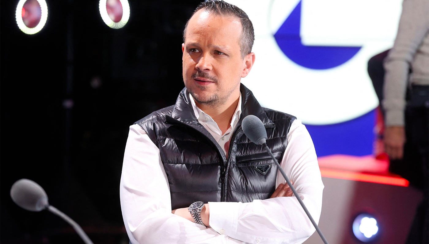 Mehdi Ghezzar sur le plateau des Grandes Gueules de la radio RMC, à Paris, en France, le 25 avril 2022.
