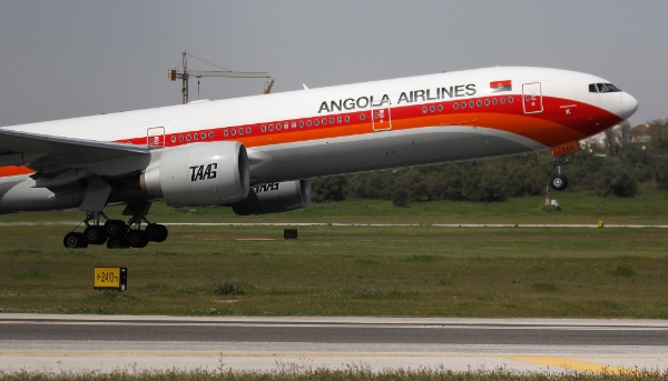 Un Boeing 777-300ER de la compagnie TAAG Angola Airlines décolle de l'aéroport de Lisbonne au Portugal.