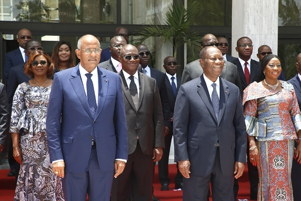 Au premier plan, Patrick Achi et Alassane Ouattara posent avec le nouveau gouvernement, le 7 avril 2021.