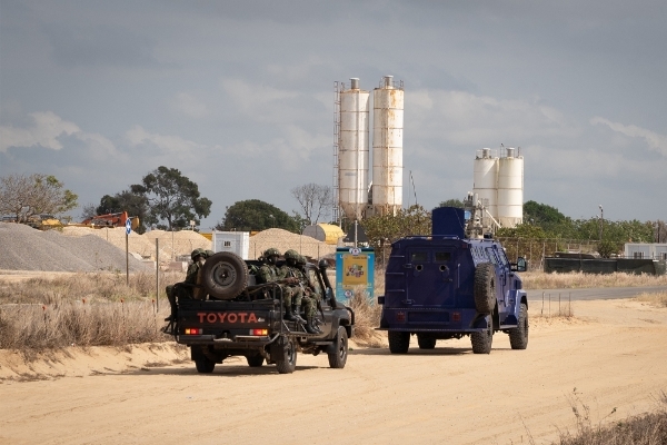 Des soldats rwandais patrouillant à Afungi, près du complexe TotalEnergies, à Cabo Delgado, le 22 septembre 2021.