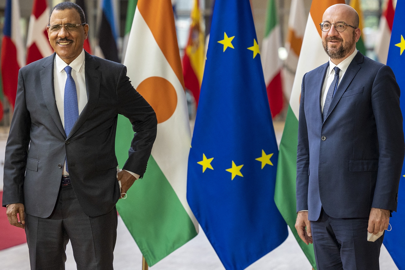 Le président nigérien Mohamed Bazoum et le président du Conseil européen Charles Michel en mai 2021.