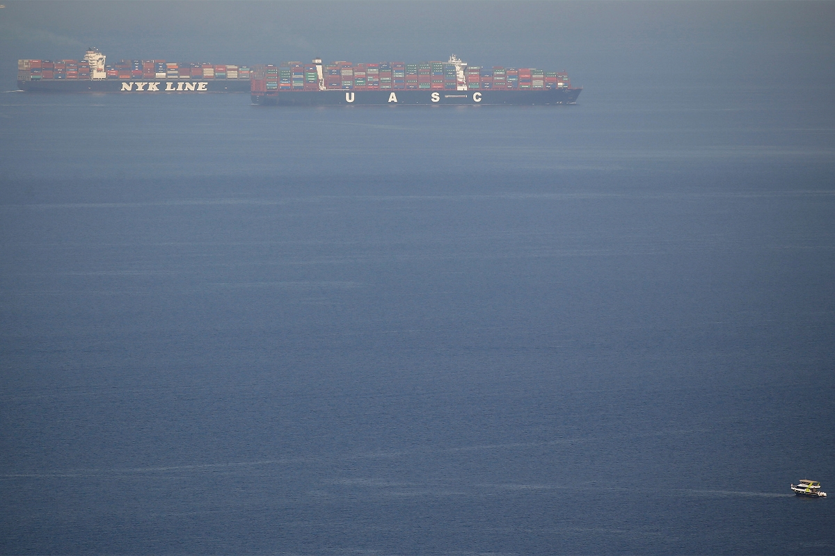 Deux porte-conteneurs au large d'Aïn Sokhna, à l'entrée du sud du canal de Suez, en avril 2017.