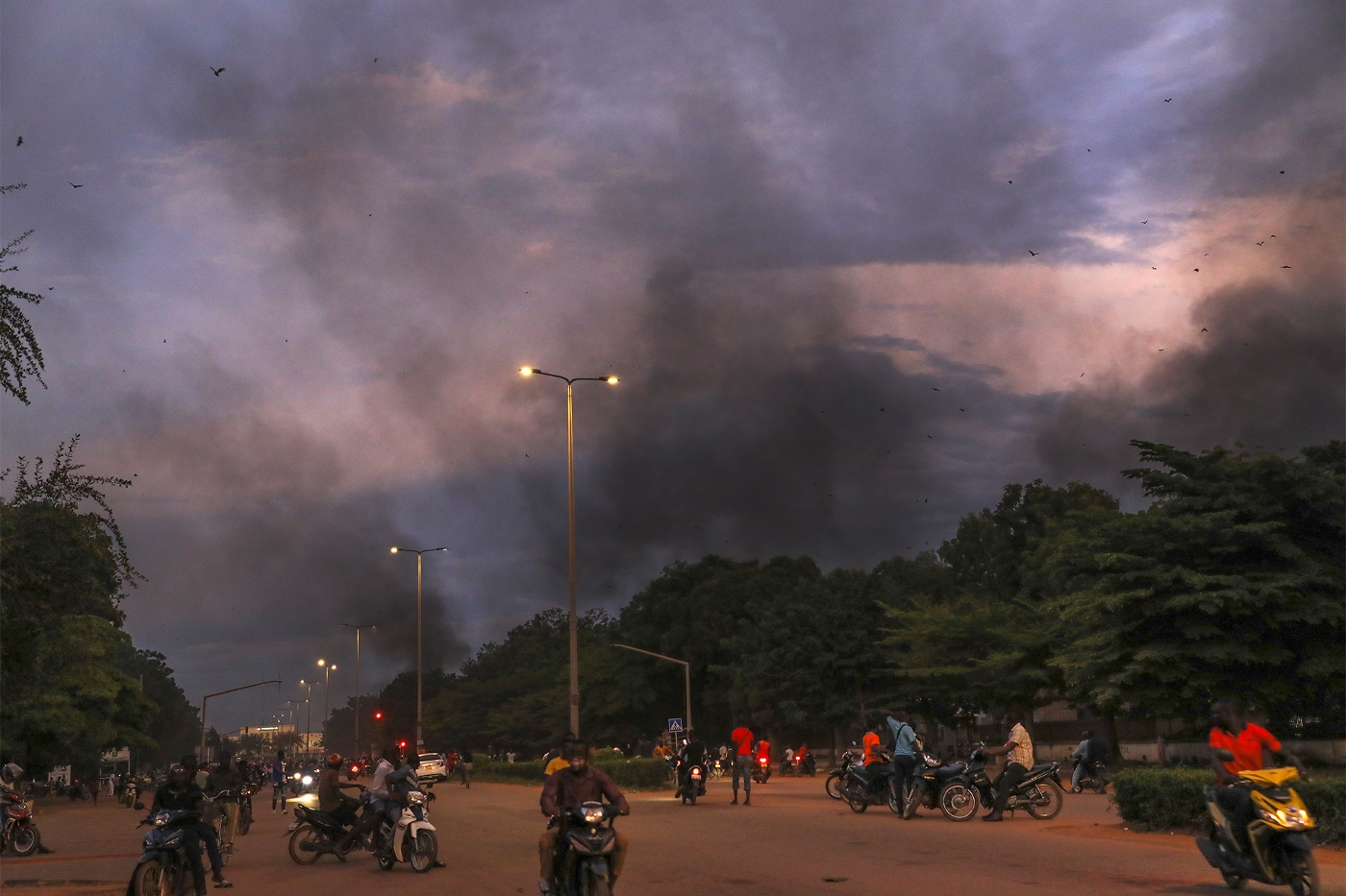 L'atmosphère enfumée des alentours de l'ambassade de France au Burkina Faso, le 1er octobre,