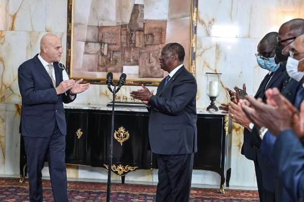 Le président d'ENI, Claudio Descalzi et le président ivoirien Alassane Ouattara, au palais présidentiel à Abidjan le 10 décembre 2021.