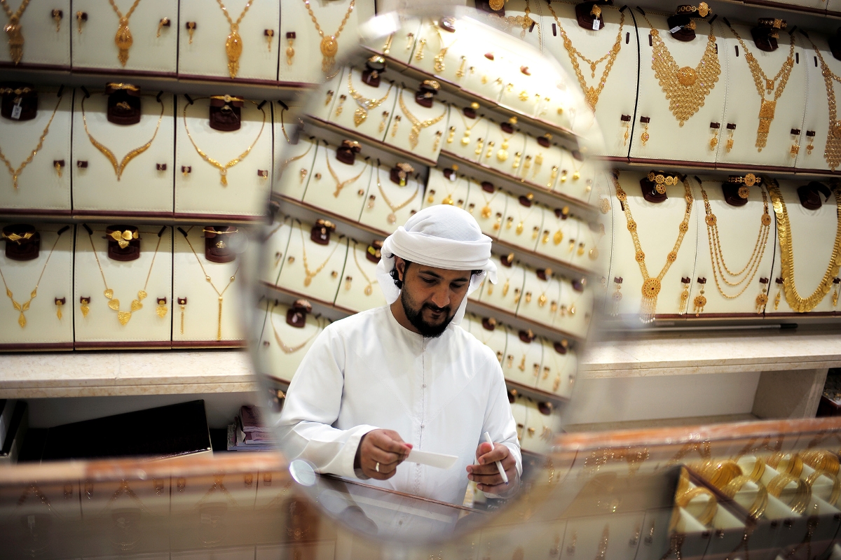 Un vendeur d'or, à Abou Dhabi, en décembre 2018.