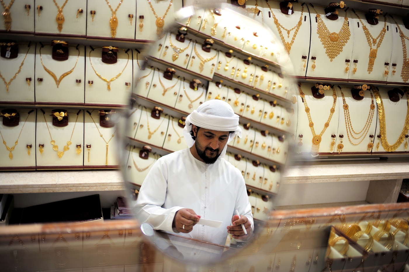 Un vendeur d'or, à Abou Dhabi, en décembre 2018.