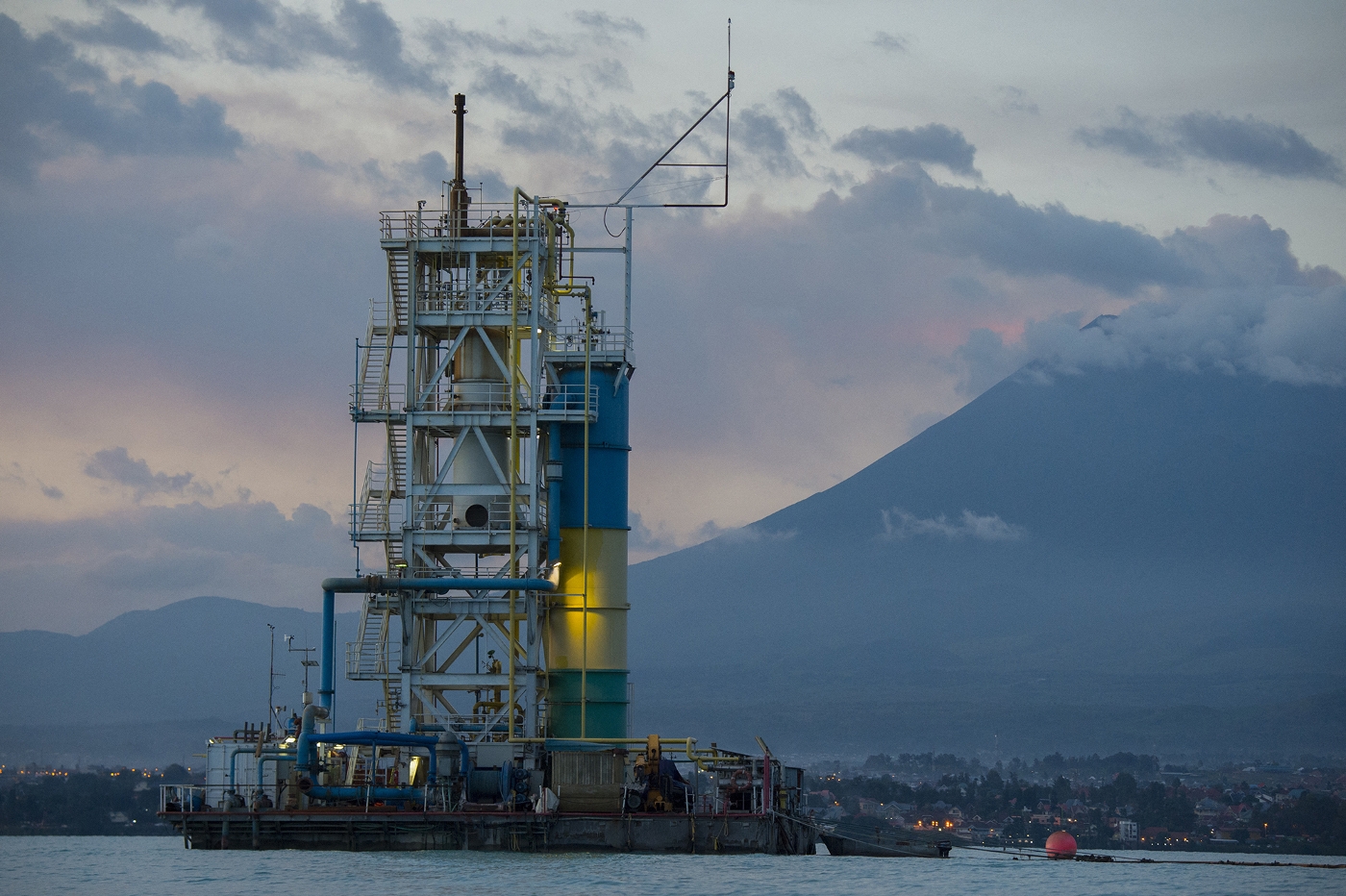 Une plateforme d'extraction de méthane sur le lac Kivu.