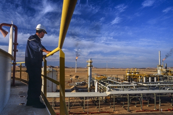 Usine de Sonatrach dans le Sahara algérien, site d'Hassi Messaoud, dans la province de Ouargla.