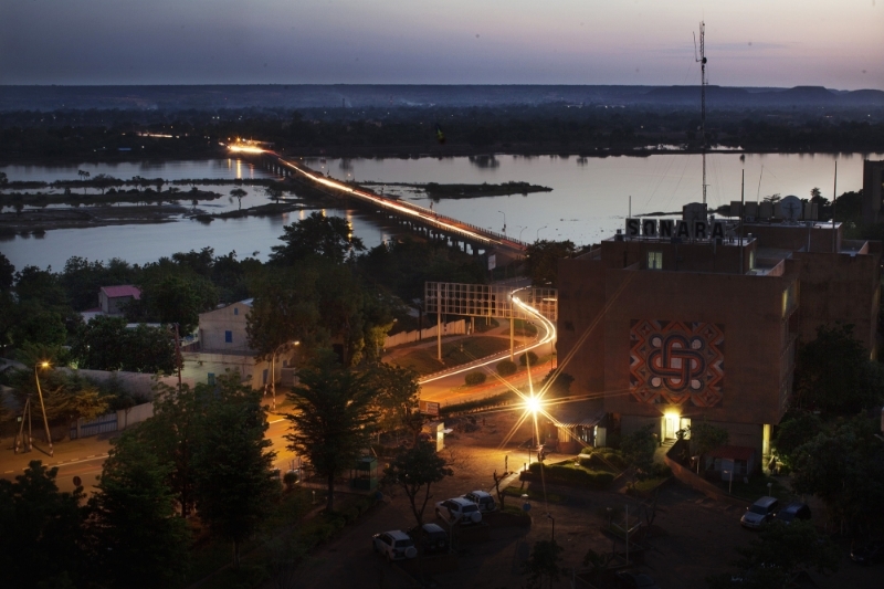 Le pont Kennedy, au crépuscule, à Niamey, au Niger, en septembre 2013.