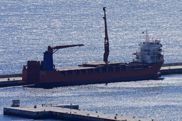 Le navire russe Lady R, amarré à la bse navale de Simon's Town, au Cap, le 8 décembre 2022.