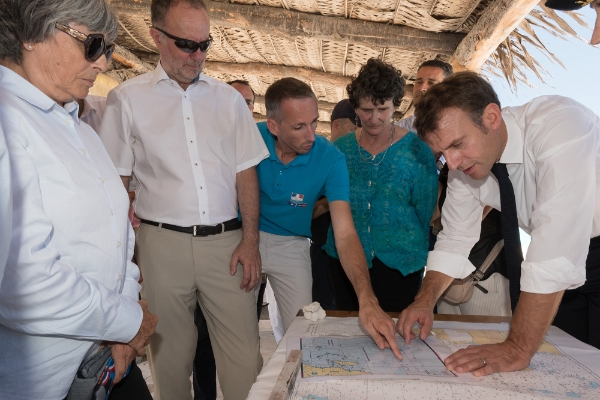 Le président français Emmanuel Macron lors d'un déplacement sur l'île française de la Grande Glorieuse, dans l'archipel des Eparses, le 23 octobre 2019. La souveraineté française de l'archipel est contestée par Madagascar.