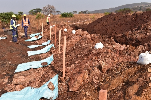 Prélèvements d'échantillons dans le cadre du projet de mine de terres rares de Longonjo.