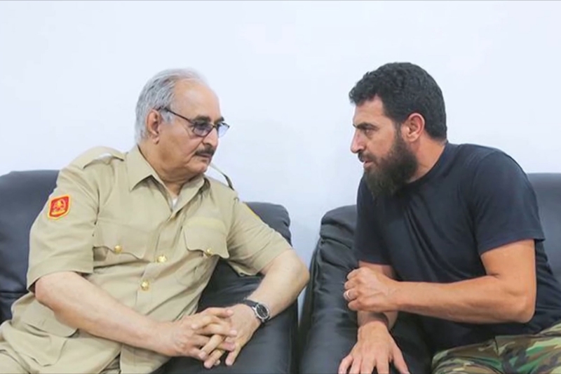 Khalifa Haftar et Mahmoud al-Werfalli (à droite).