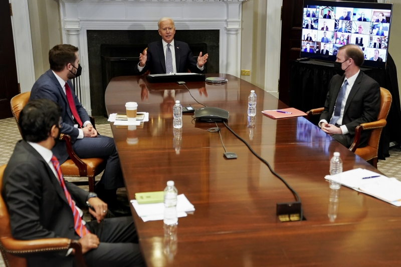 Joe Biden, Daleep Singh, Brian Deese et Jake Sullivan lors d'un sommet virtuel sur les semi-conducteurs, le 12 avril 2021.