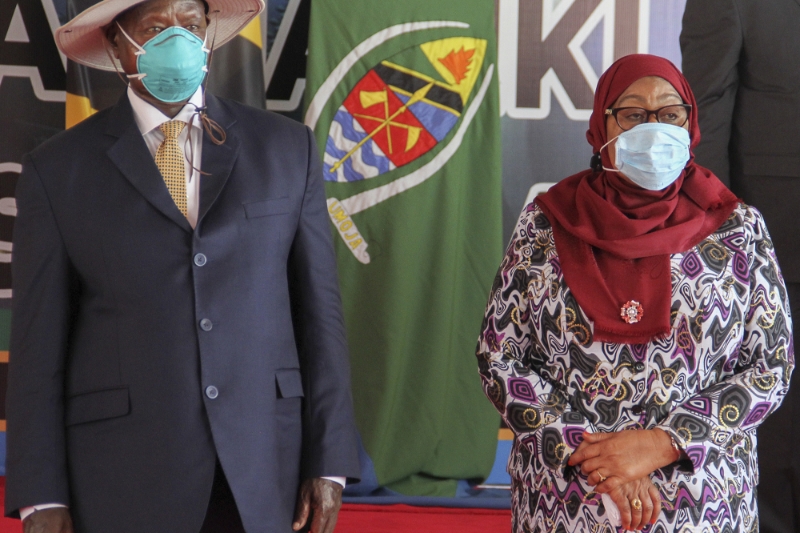 La présidente tanzanienne Samia Suhulu Hassan (à droite) et son homologue ougandais Yoweri Museveni, le 20 mai 2021.