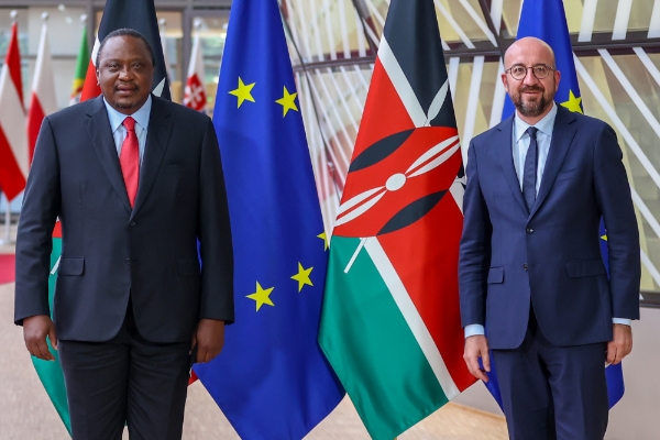 Le président kenyan Uhuru Kenyatta (à gauche) a rencontré fin juin 2021 à Bruxelles le président du Conseil européen Charles Michel.