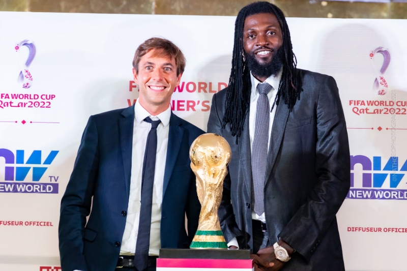 Emmanuel Adebayor et un officiel de la Fifa, lors de la présentation du trophée de la Coupe du monde.