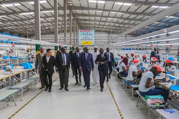 Le président sénégalais Macky Sall (au centre) lors de l'inauguration de la plateforme industrielle de Diamniadio.