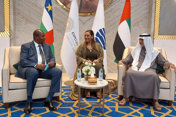 Faustin Archange Touadéra (à gauche) et Sandra Boodhun (au centre), lors de l'exposition universelle de Dubaï.