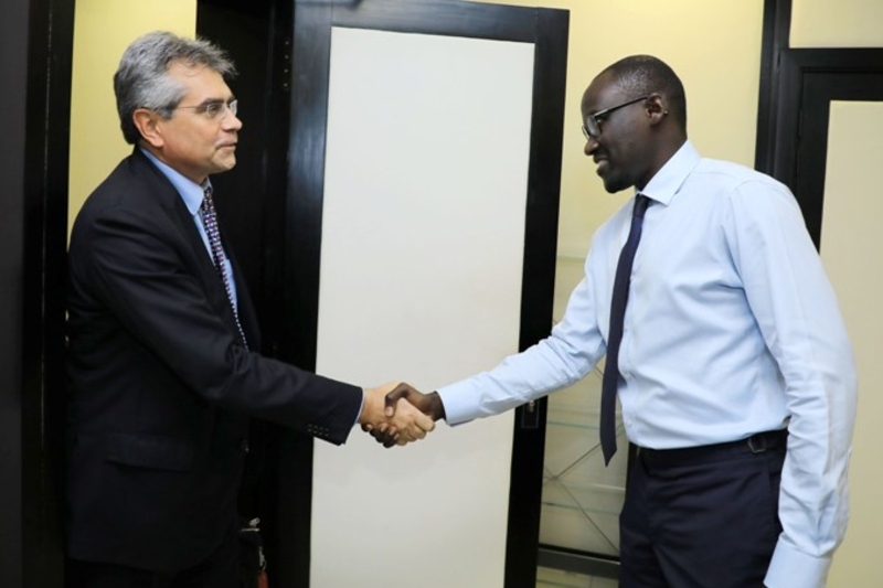 Le directeur général de la major en Côte d'Ivoire, Sergio Laura, et Abdourahmane Cissé, secrétaire général de la présidence de la République ivoirienne.