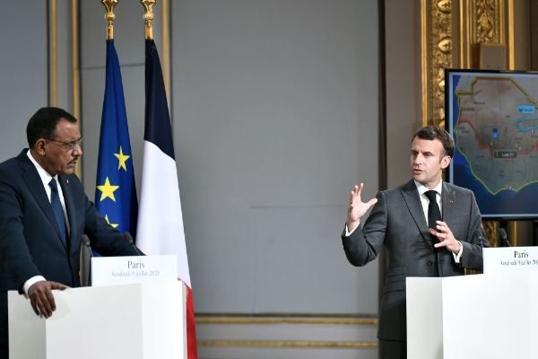Le président français Emmanuel Macron (à droite) et le président du Niger Mohamed Bazoum (à gauche), lors du sommet du G5 Sahel qui s'est déroulé le 9 juillet 2021.