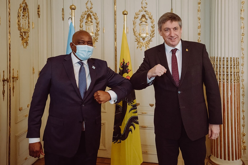 Le président du Botswana, Mokgweetsi Masisi, et le ministre-président du gouvernement de Flandres, Jan Jambon, lors de leur rencontre à Bruxelles le 17 février 2022.