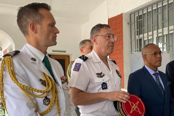 Le général Thierry Marchand, avec à sa droite le lieutenant-colonel Henry-Sébastien Dupety, et, à sa gauche, le ministre malgache de la défense, le général Richard Rakotonirina.