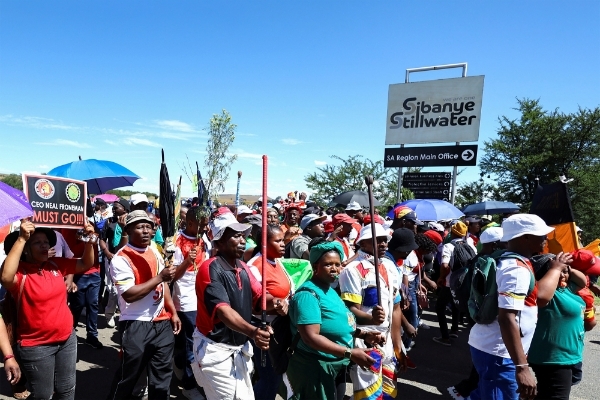 Une manifestation conjointe des grévistes du NUM et de l'AMCU, à la mine de Kloof, le 25 mars, à Johannesbourg.