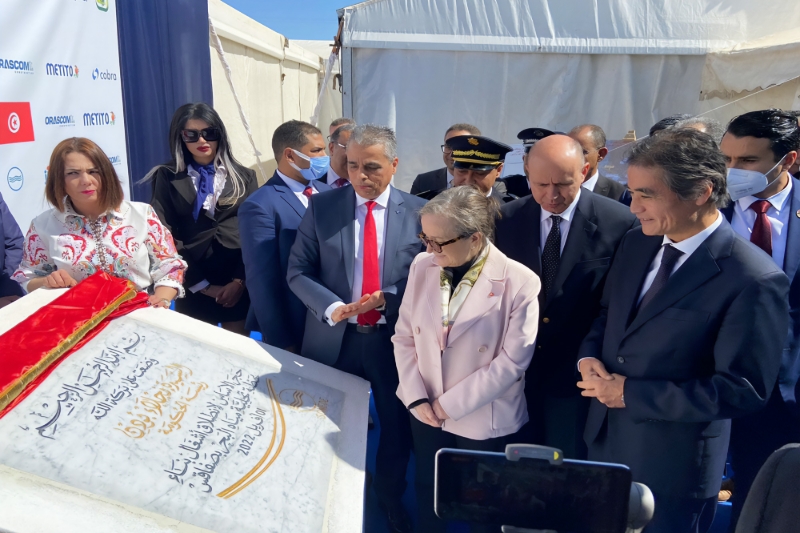 La cheffe du gouvernement Najla Bouden et l'ambassadeur japonais Shinsuke Shimizu lors de la pose de la première pierre de la future centrale de dessalement de Sfax.