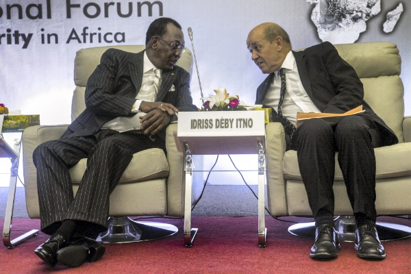 L'ancien président tchadien Idriss Déby et Jean-Yves Le Drian, alors ministre de la défense, en décembre 2016.