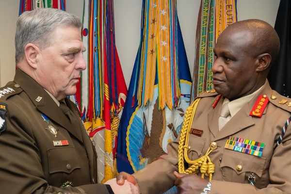 Le chef des Kenya Defence Forces (KDF), Robert Kariuki Kibochi, et son homologue américain Mark Milley.