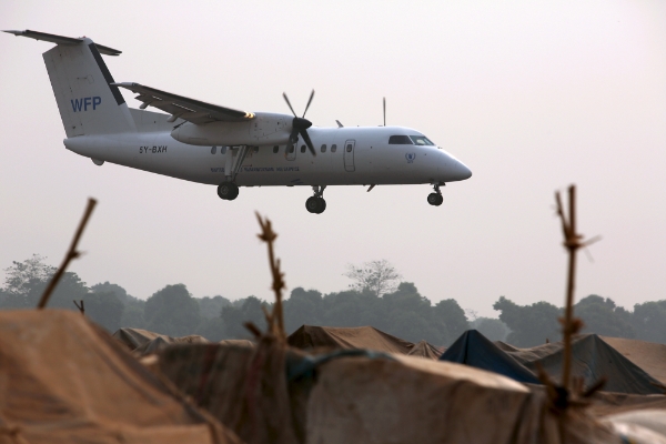 Un avion du Programme alimentaire mondial au-dessus de Bangui en 2016.