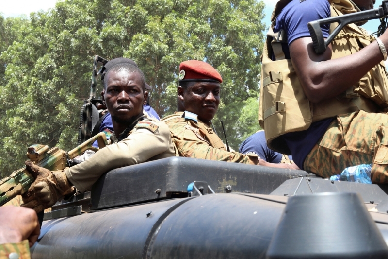 Au centre, le chef de la junte militaire burkinabè Ibrahim Traoré, à Ouagadougou, le 2 octobre 2022.