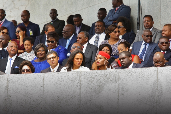 Au premier plan, de gauche à droite, Sindika Dokolo, Isabel dos Santos, Tchize dos Santos et Eduardo Breno dos Santos lors de la première investiture de João Lourenço à Luanda, le 26 septembre 2017.