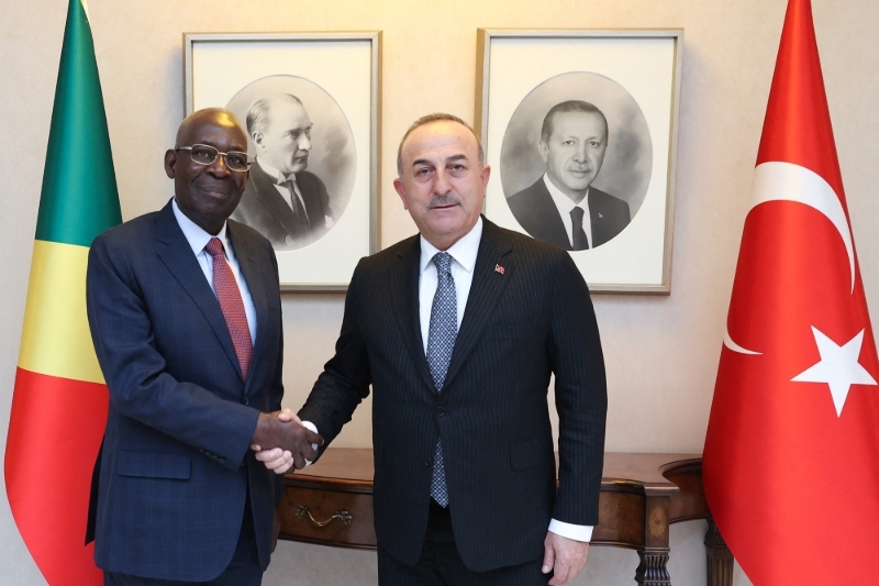 Le ministre turc des affaires étrangères, Mevlüt Çavusoglu, rencontre Florent Ntsiba, ministre d'État congolais et directeur du cabinet présidentiel, le 15 février 2023 à Ankara, en Turquie.