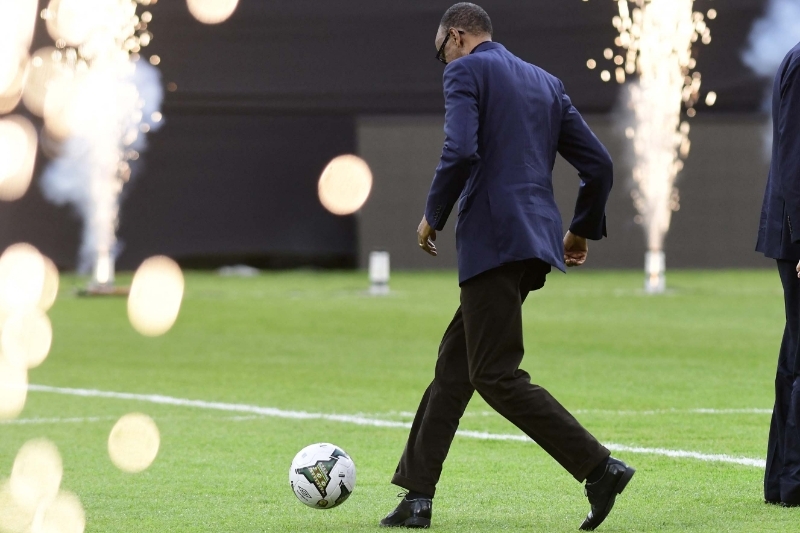 Le président du Rwanda, Paul Kagame, dans un stade.