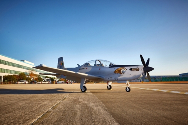 Un des deux avions d'attaque légers KA-1S livrés par KAI à Dakar au mois d'avril.