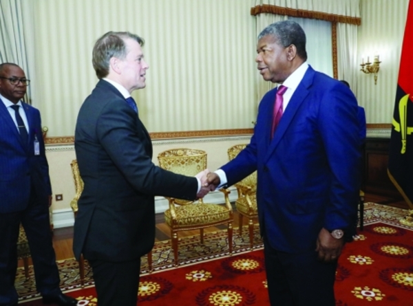 Le VP "Atlantique" de la compagnie norvégienne DOF Subsea, Jan-Kristian Haukeland (G.), avec le président João Lourenço.