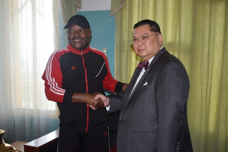 J. Peter Pham, artisan du rapprochement entre Washington et Bujumbura, avec l'ex-président burundais Pierre Nkurunziza.